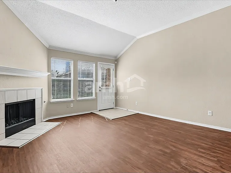 1009 Henry Ct — Photo 5
