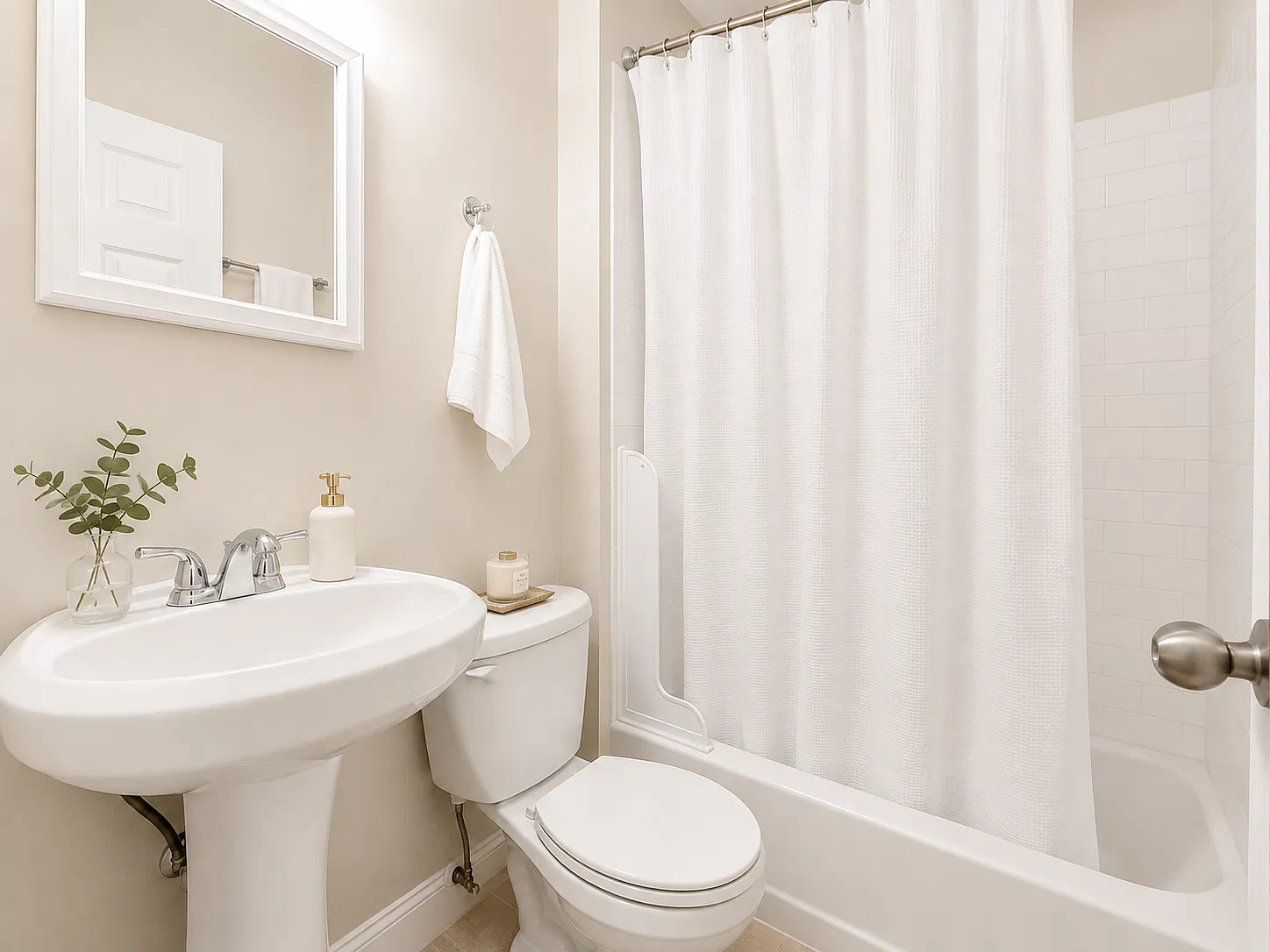 3 bed, 950 sqft, $4,995 — Photo 2