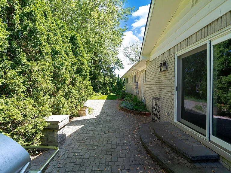 2611 Colby Dr — Photo 6