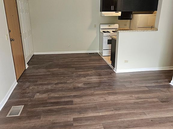 4th image of 721 Elm Ln APT 203