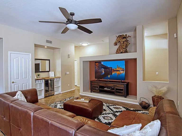 2144 W Olive Way — Photo 3
