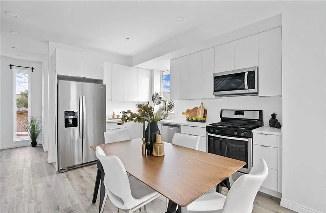 3 bed, 4.5 bath, 1737 sqft, $3,978 — Photo 3