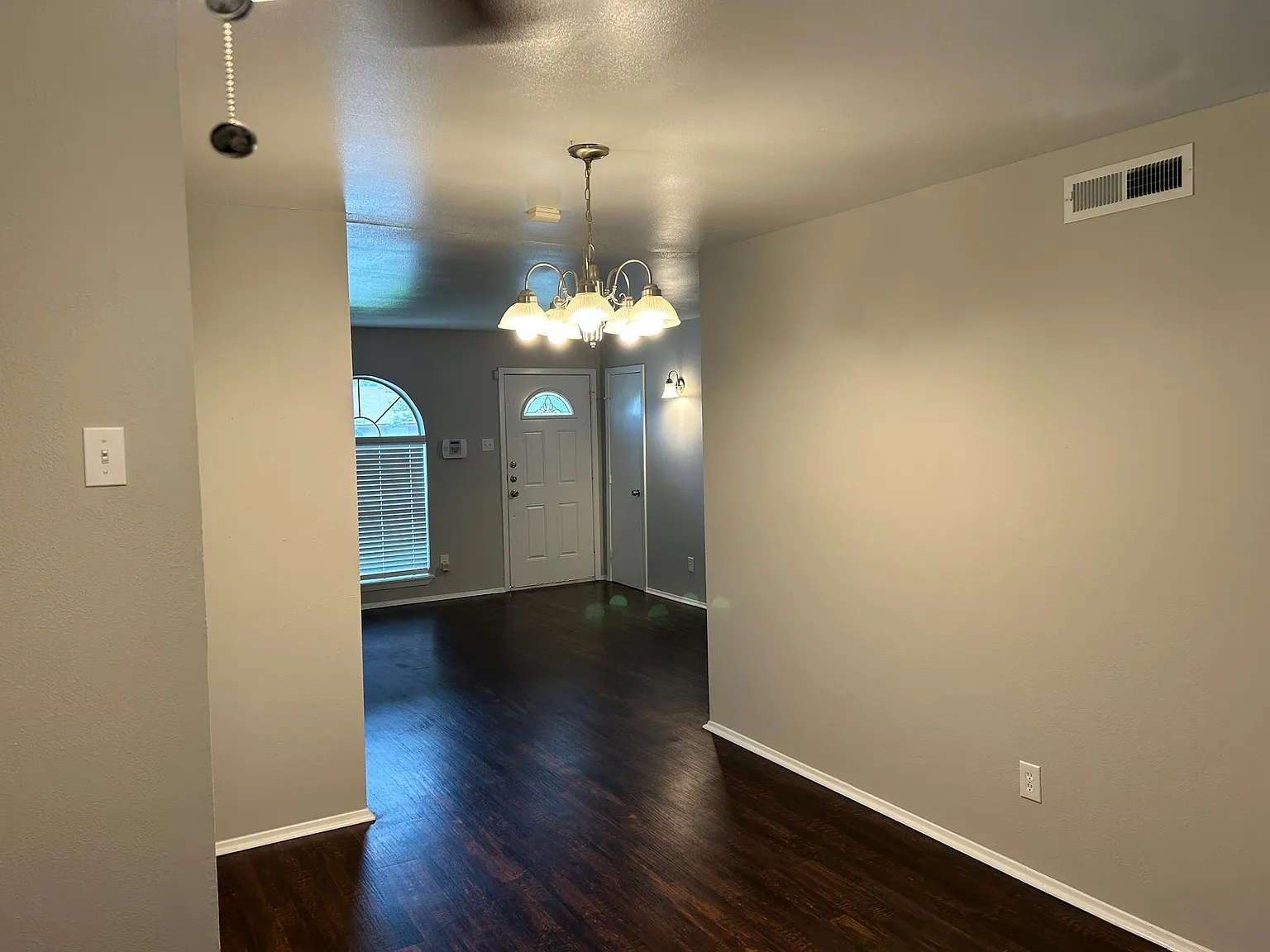 3 bed, 1.5 bath, 1379 sqft, $2,100 — Photo 2