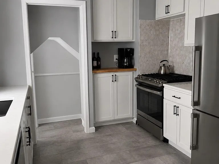 22406 Colony St — Photo 3
