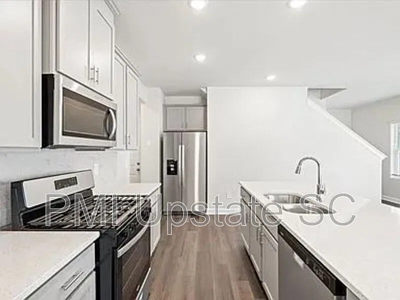 4 bed, 2.5 bath, 2100 sqft, $2,150 — Photo 4