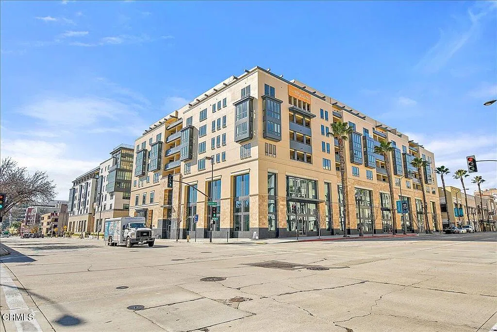 1 bed, 1.0 bath, 1147 sqft, $4,100 — Photo 1