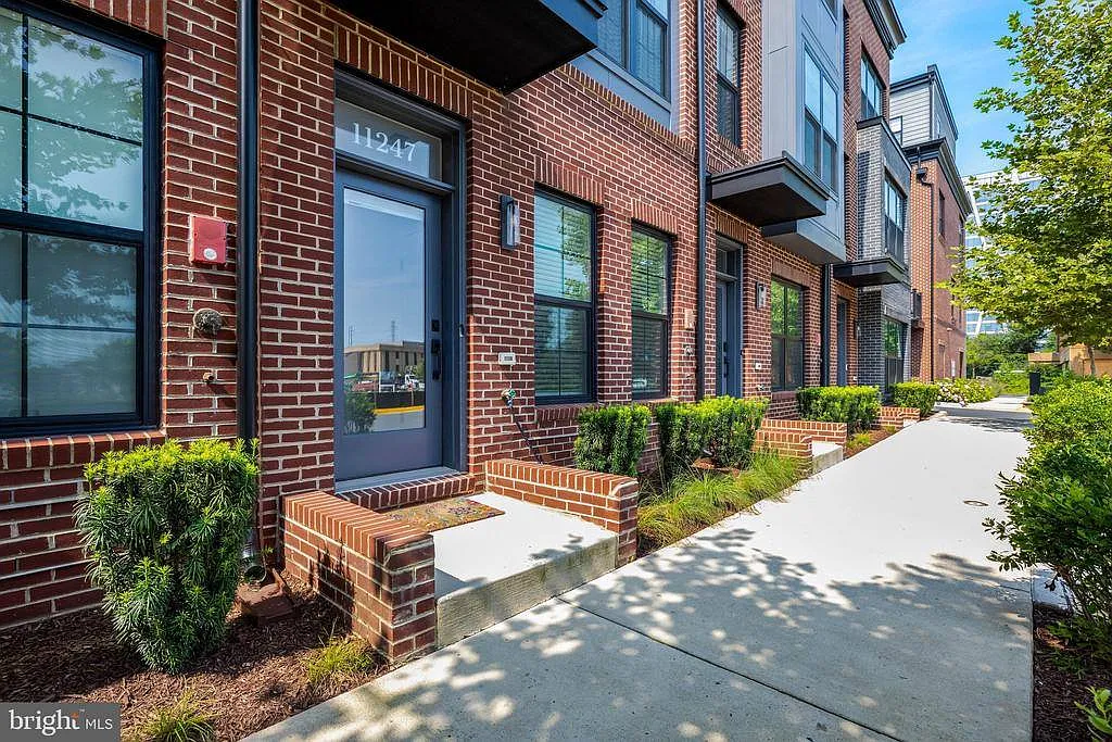 3 bed, 3.5 bath, 1632 sqft, $4,450 — Photo 3