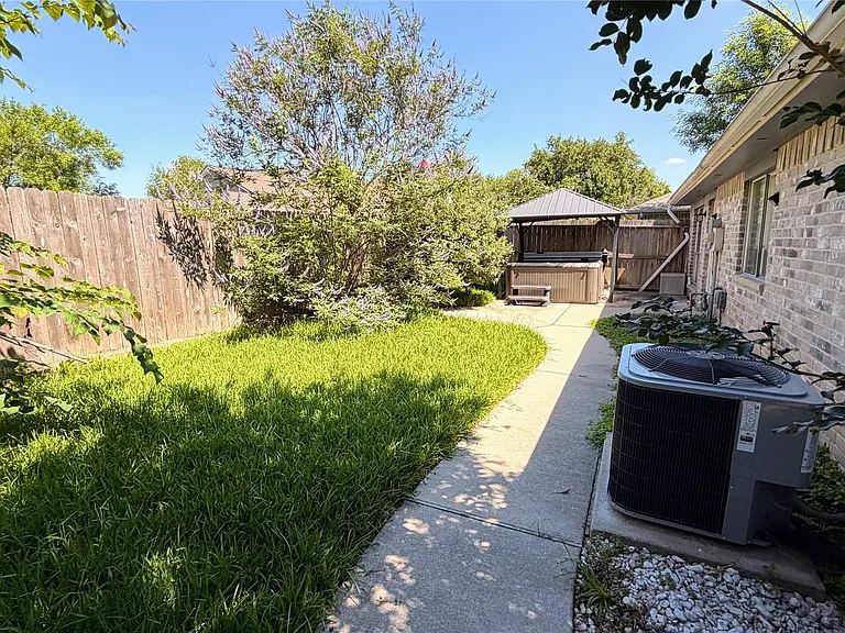 2022 Creek Valley Ln — Photo 26