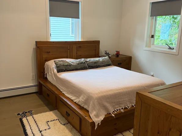 490 Undercliff Avenue image 13 of 24