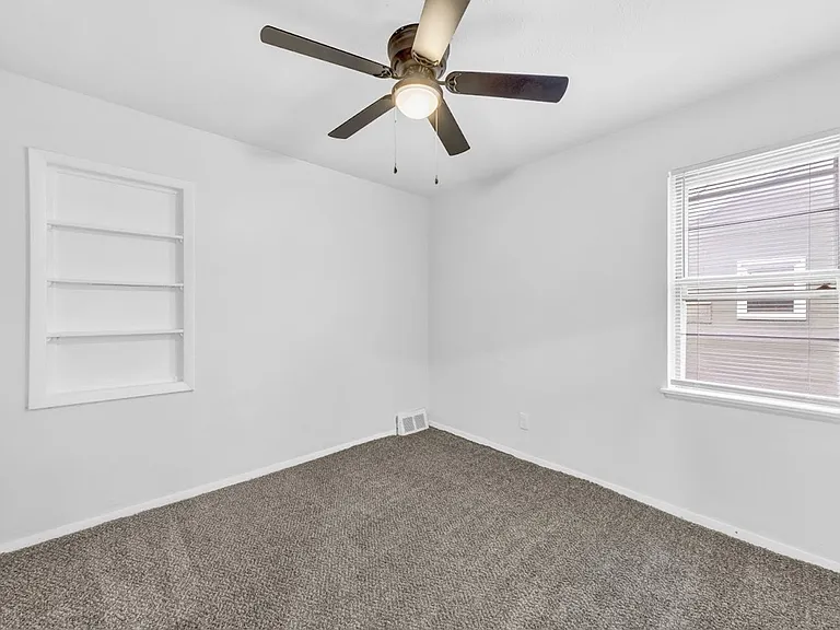 27151 Farringdon Ave — Photo 15