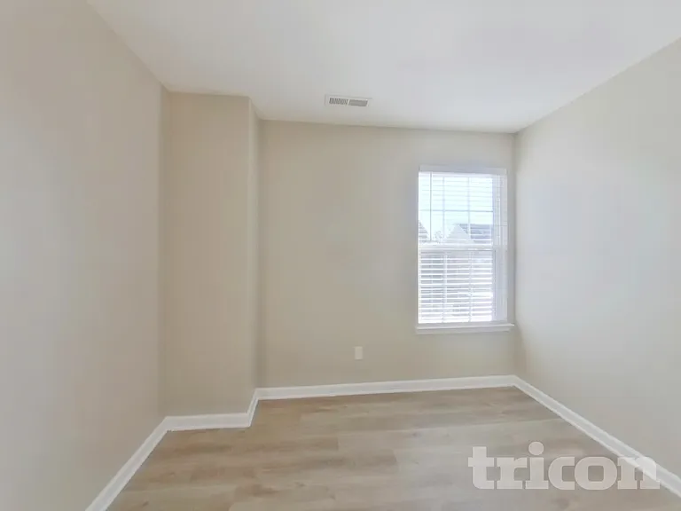 1402 Weston Ln — Photo 12