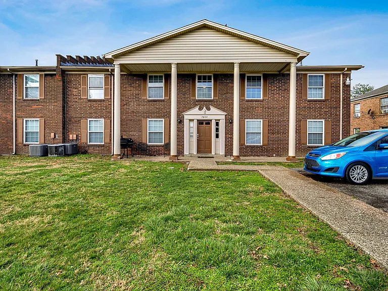 Yorktown Apartments — Photo 10
