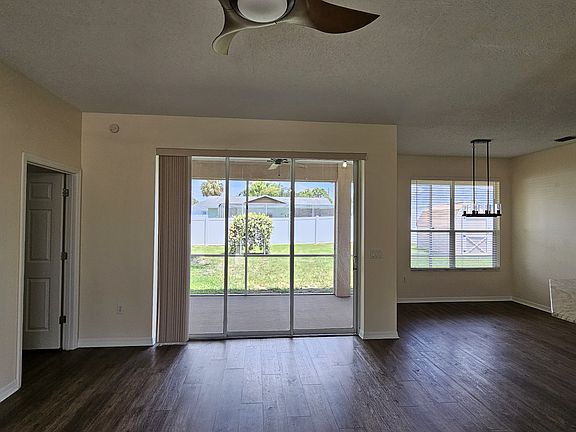 Split plan - Master bedroom is to the left - Additional Bedrooms are to the right