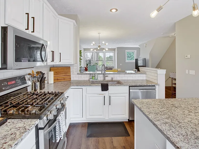 10933 Detroit Ave — Photo 7