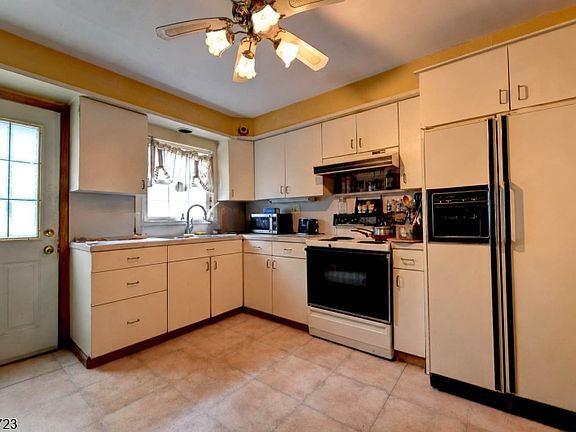 4th image of 36 Hemlock Ave