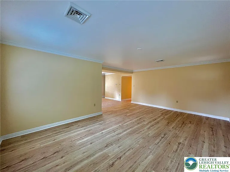2404 Northwood Ave — Photo 6