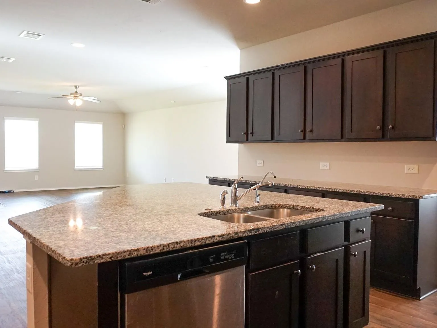 4 bed, 2.0 bath, 2117 sqft, $2,300 — Photo 3