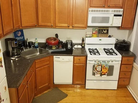 Spacious kitchen w/ granite counter tops