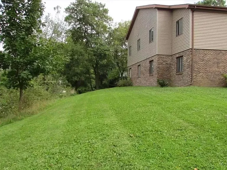 212 Grove St #5 — Photo 2