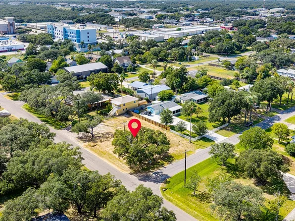 317A S 5th St, Rockport, TX 78382