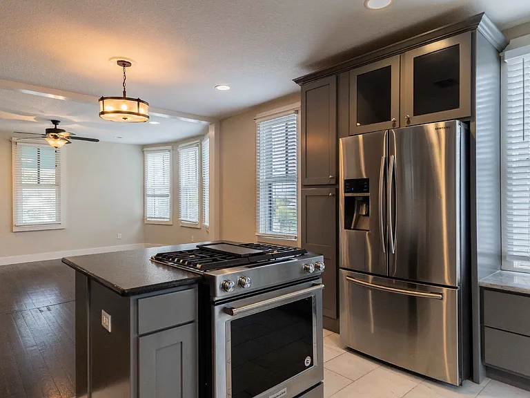 1121 E Crockett St — Photo 14
