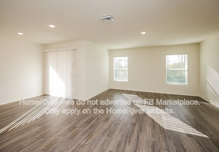 4748 NW 39th Pl — Photo 2