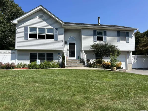 3 Elmhurst Street, Holtsville, NY 11742