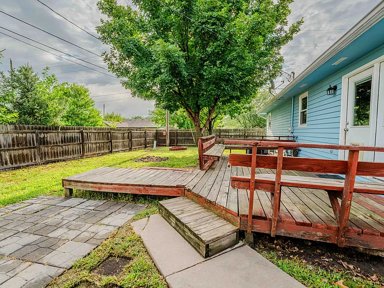 225 Parker Dr — Photo 6