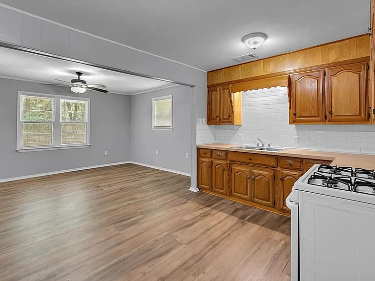 3824 James Ave — Photo 6