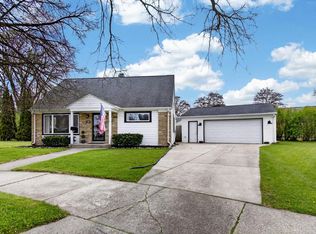 3206 Lakeview Cir, Racine, WI 53402