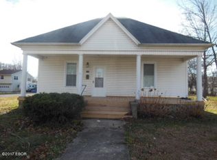 232 E 7th St, Flora, IL 62839