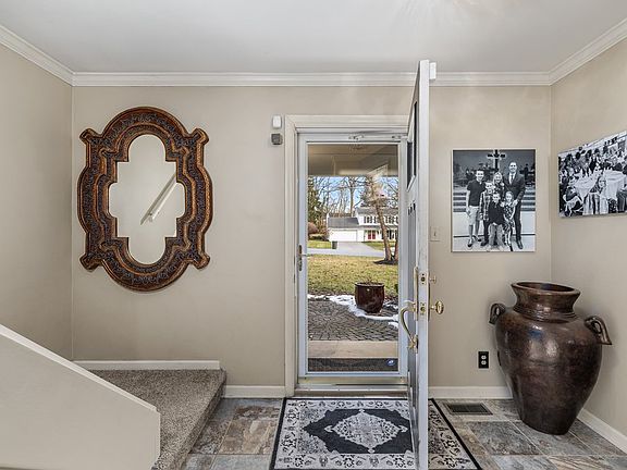 3rd image of 925 Country Club Ln