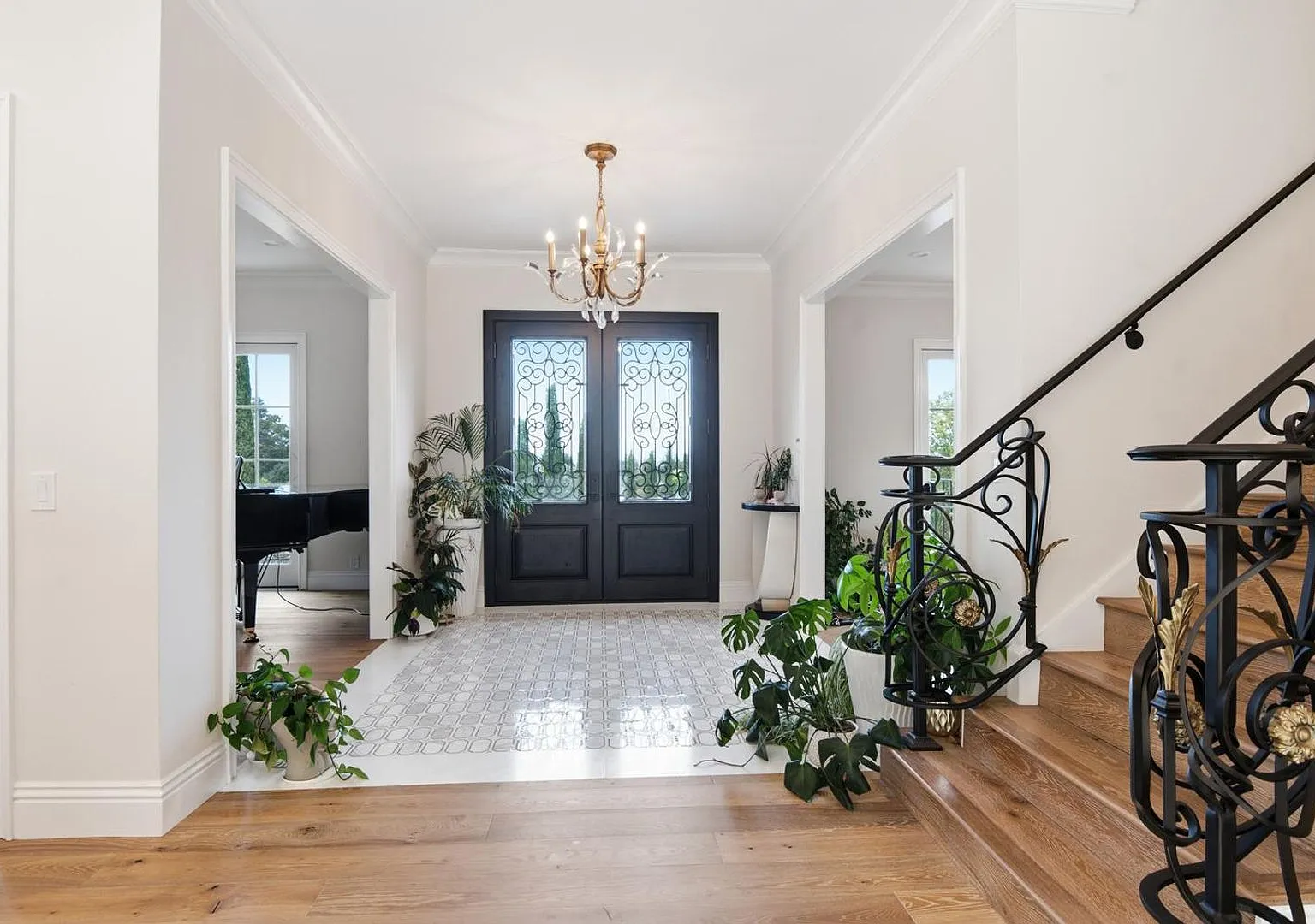 Experience Refined Living in this Expansive 6 Bed, 4.5 Bath Monte Sereno Home. — Photo 4
