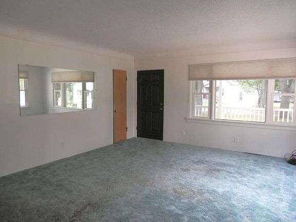 Spacious living room