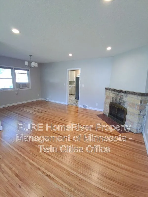 3 bed, 1.0 bath, 1100 sqft, $1,999 — Photo 3