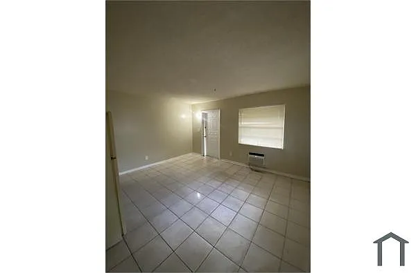 Building Photo - 1405 NE 5th Ter #B