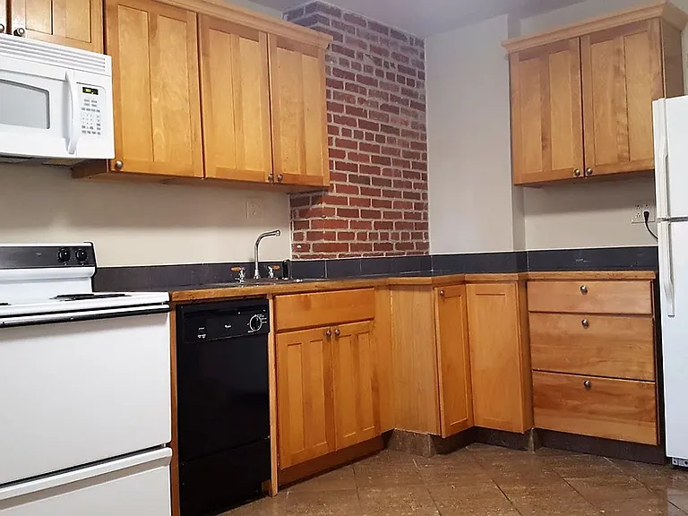 905 Delaware Apartments — Photo 32