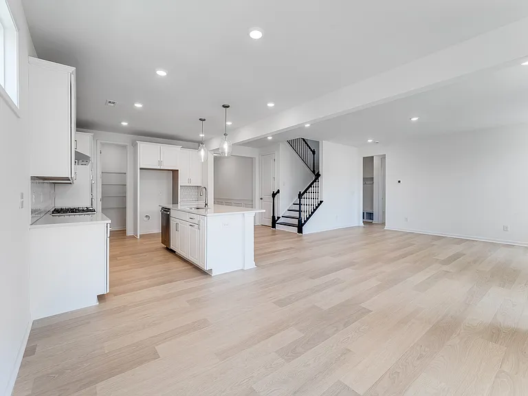136 Glenn Dr — Photo 7