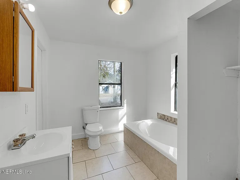 1830 W 27th St — Photo 17