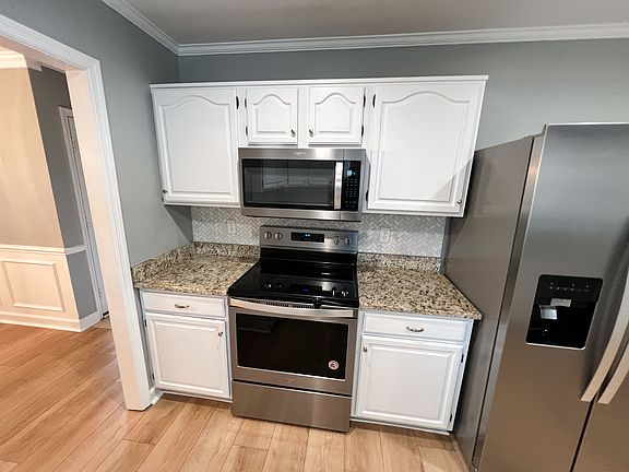 5th image of 3464 Hampshire Dr