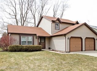 900 Hawthorne Dr, Crystal Lake, IL 60014