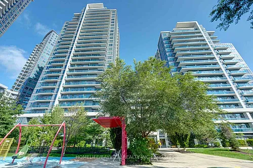 7165 Yonge St Photo 1