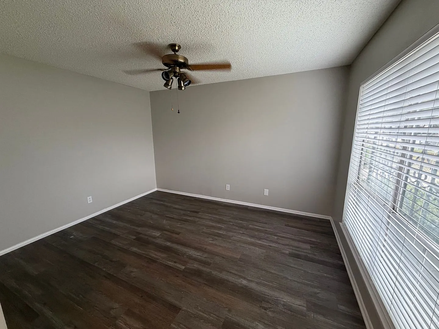 Lovely Single Story 3 Bedroom 2 Bath w/ easy access to Lackland AFB, Sea World, & Shopping — Photo 4