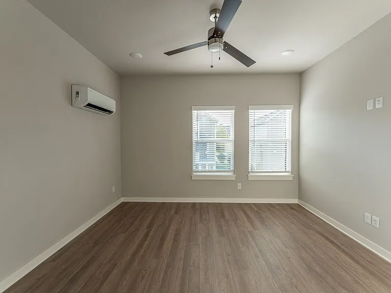 1315 S Van Buren Ave — Photo 16