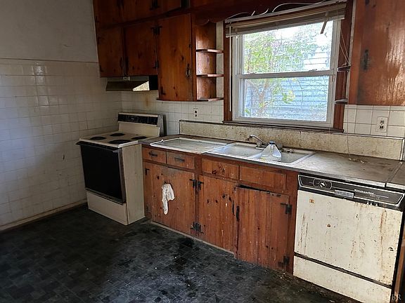 4th image of 1208 Floyd St