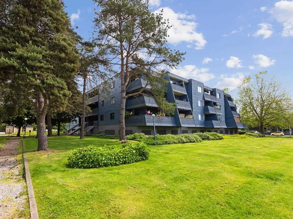 17661 58a Ave #212, Surrey, BC V3S 1N4