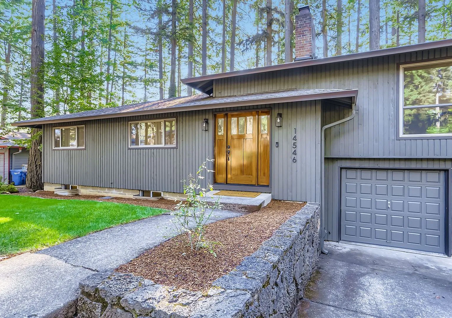Beautifully updated 4 bed, 3.5 bath mid-century tri-level backing to the golf course in Oregon City! — Photo 4
