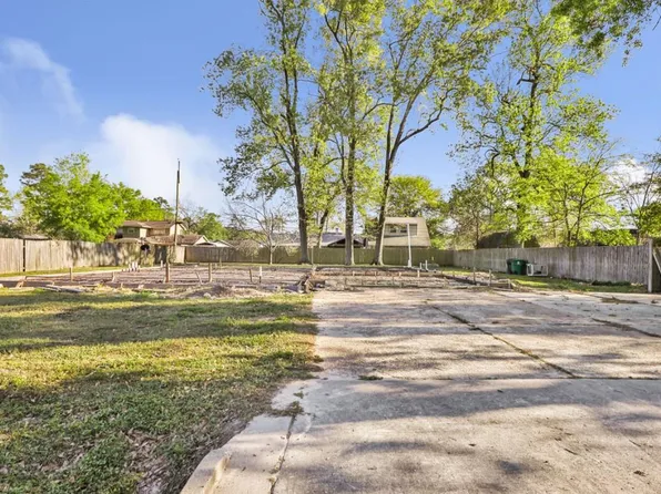 718 Fall Creek Dr, Huffman, TX 77336