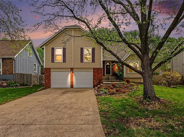 1908 S Lindenwood Dr, Olathe, KS 66062