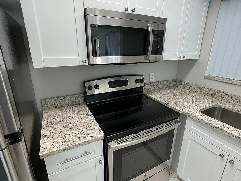 6400 NE 18th Ave #15 — Photo 1